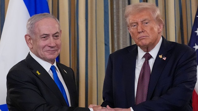 ARCHIV - 29.09.2025, USA, Washington: Israels Ministerpräsident Benjamin Netanjahu schüttelt US-Präsident Donald Trump nach einer Pressekonferenz im State Dining Room des Weißen Hauses die Hand. (zu dpa: «Trump ruft Israel zu Ende der Bombardierung von Gaza auf») Foto: Alex Brandon/AP/dpa +++ dpa-Bildfunk +++