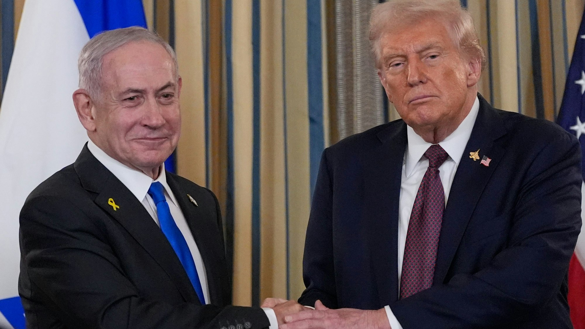 ARCHIV - 29.09.2025, USA, Washington: Israels Ministerpräsident Benjamin Netanjahu schüttelt US-Präsident Donald Trump nach einer Pressekonferenz im State Dining Room des Weißen Hauses die Hand. (zu dpa: «Trump ruft Israel zu Ende der Bombardierung von Gaza auf») Foto: Alex Brandon/AP/dpa +++ dpa-Bildfunk +++