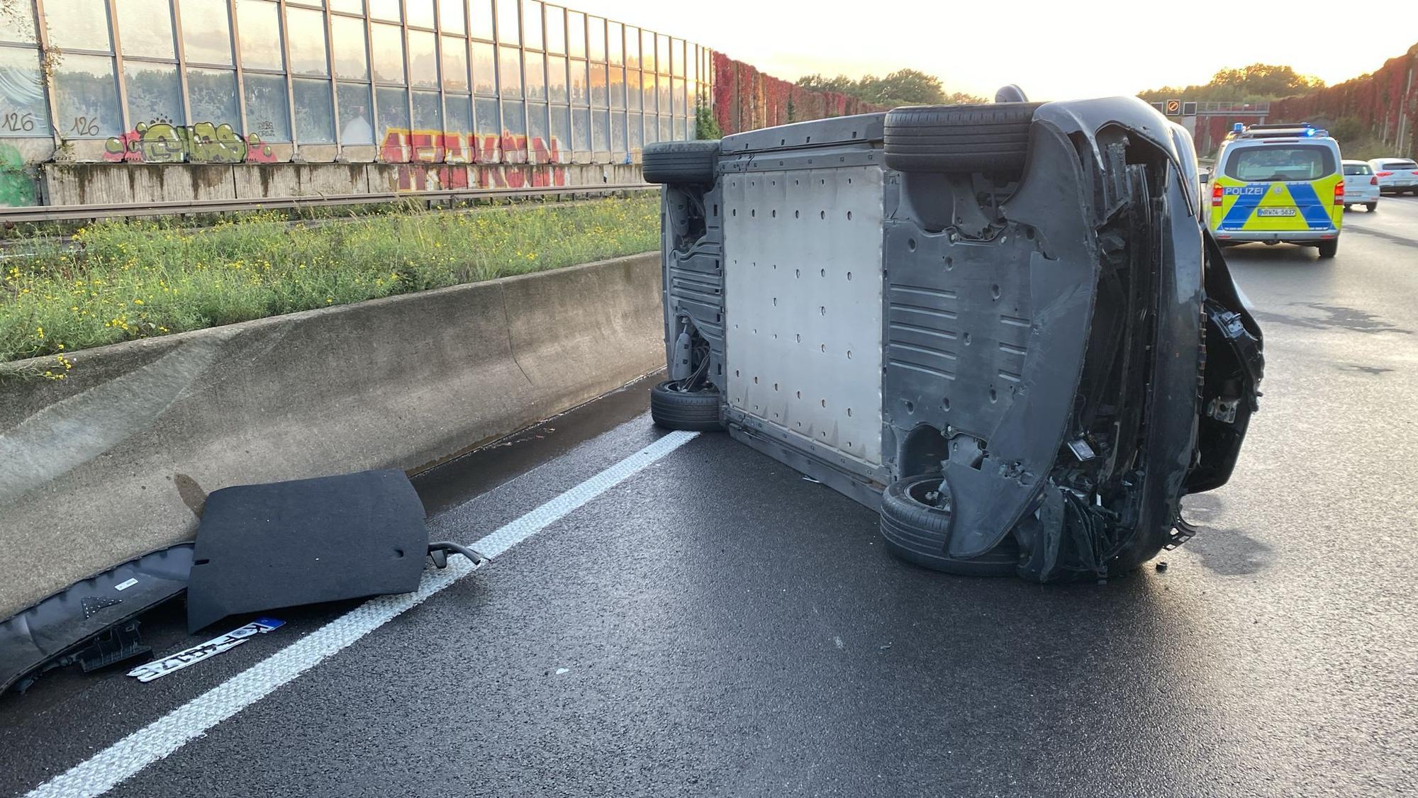 Schwer verletzt wurden eine Frau und ein Mann aus dem Wagen gerettet.