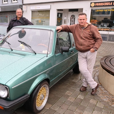Einer der letzten seiner Art: Der Golf, mit dem Hans Ufer (rechts) und Klaus Glöckl aus Lindlar anrückten, ist im Juni 1983 vom Band gelaufen.