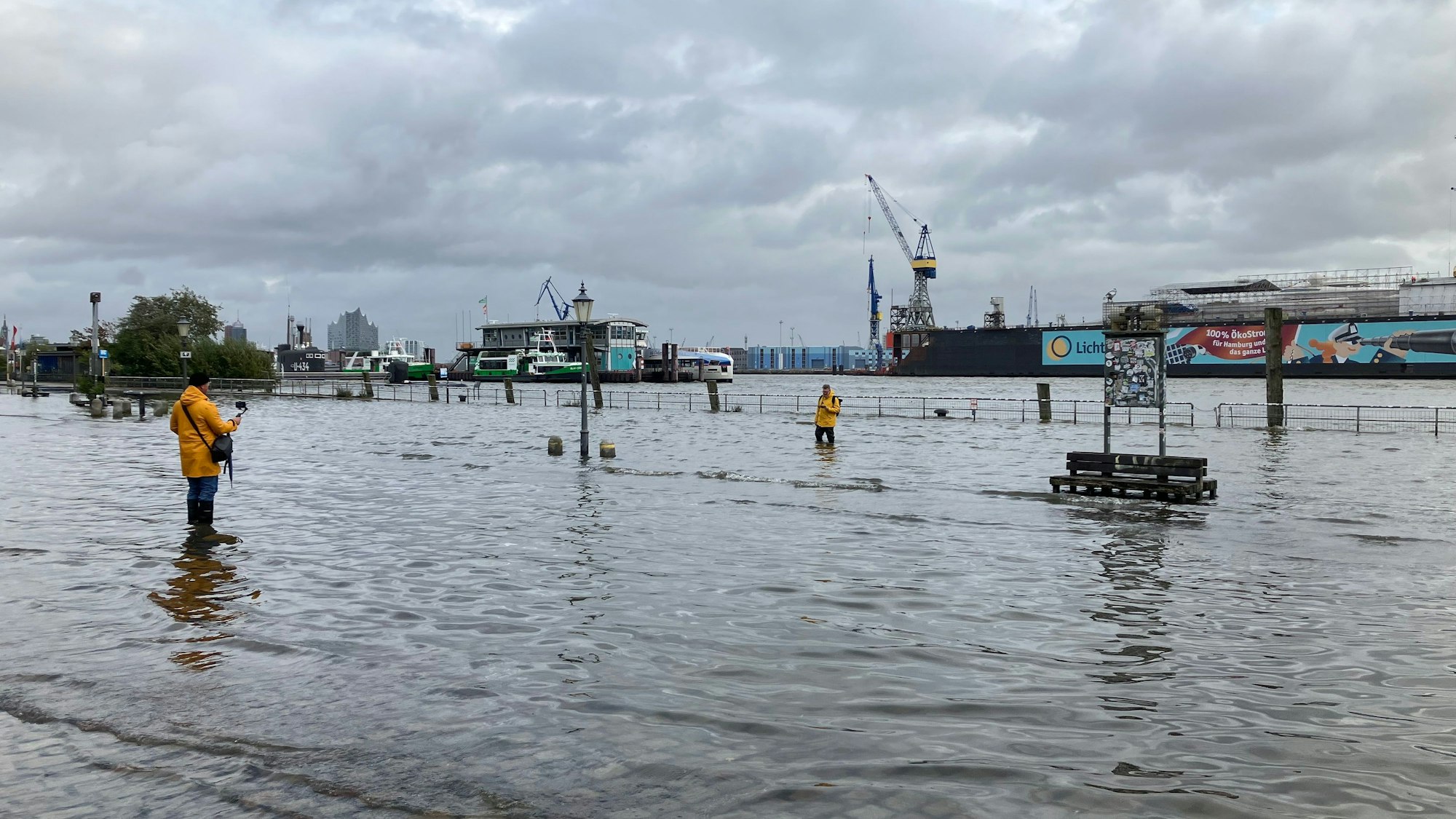 05.10.2025, Hamburg: Der Fischmarkt ist überflutet. Ein Sturmtief zieht über Norddeutschland und es gibt eine Sturmflutwarnung für die deutsche Nordseeküste. An der Elbe drohen am Nachmittag hohe Wasserstände. Foto: Benjamin Haller/dpa +++ dpa-Bildfunk +++