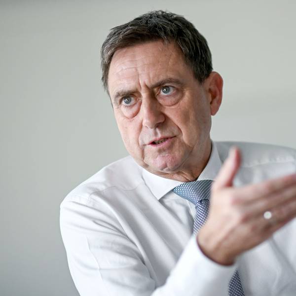ARCHIV - 30.09.2025, Berlin: Oliver Blatt, Chef des Spitzenverbands der gesetzlichen Krankenversicherungen, spricht bei einem dpa-Interview im Büro von dem GKV-Spitzenverband. (zu dpa: «Krankenkassen: Beitragsanstieg jetzt verhindern») Foto: Britta Pedersen/dpa +++ dpa-Bildfunk +++