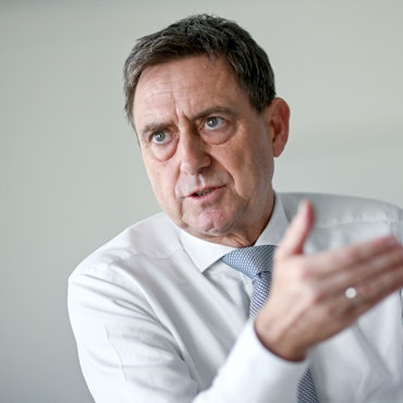 ARCHIV - 30.09.2025, Berlin: Oliver Blatt, Chef des Spitzenverbands der gesetzlichen Krankenversicherungen, spricht bei einem dpa-Interview im Büro von dem GKV-Spitzenverband. (zu dpa: «Krankenkassen: Beitragsanstieg jetzt verhindern») Foto: Britta Pedersen/dpa +++ dpa-Bildfunk +++