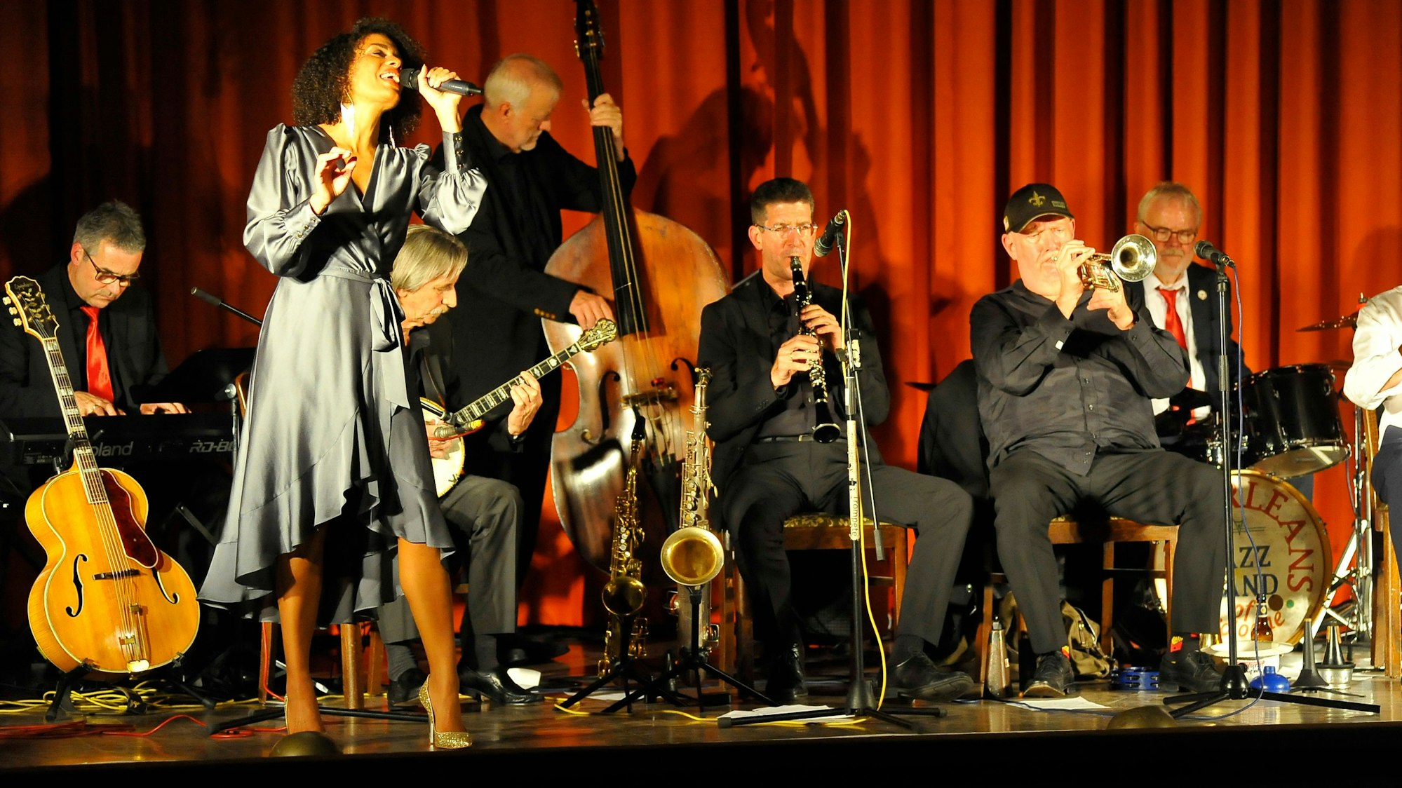 Zu sehen sind Caroline Mhlanga und die New Orleans Jazz Band of Cologne.