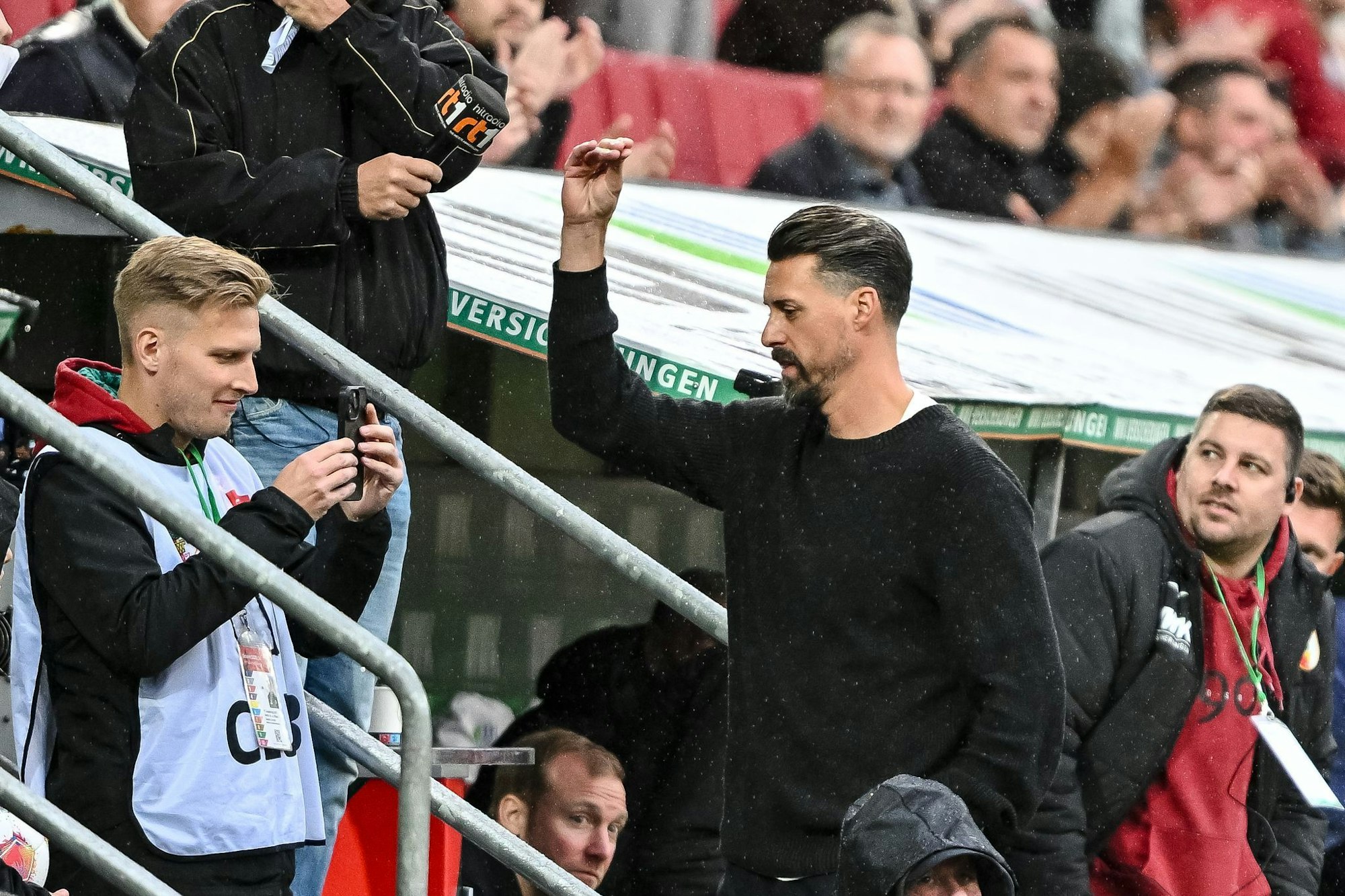 Sandro Wagner reagiert nach dem Abpfiff mit einer Geste Richtung Publikum.