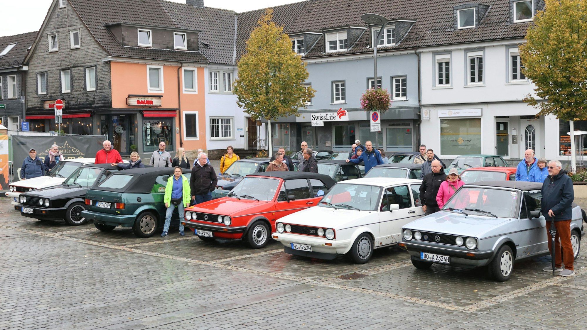 Automobile Nostalgie: Aus ganz Deutschland reisten die Mitglieder der Interessengemeinschaft Golf I an und machten Pause auf dem Wipperfürther Marktplatz.
