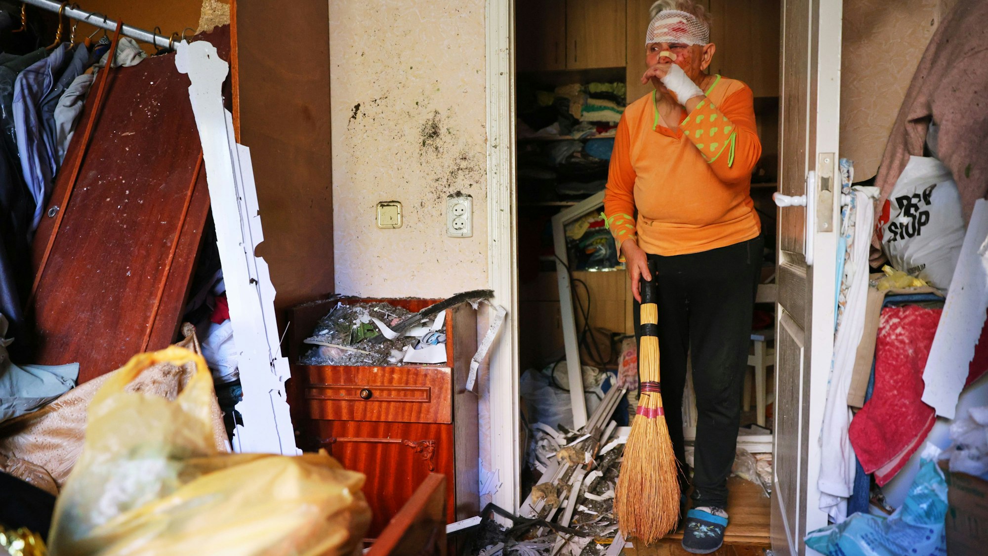 dpatopbilder - 05.10.2025, Ukraine, Saporischschja: Anwohnerin Nataliya (72) reinigt ihre Wohnung in einem Wohnhaus, das durch einen russischen Angriff in Saporischschja zerstört wurde. Foto: Kateryna Klochko/AP/dpa +++ dpa-Bildfunk +++