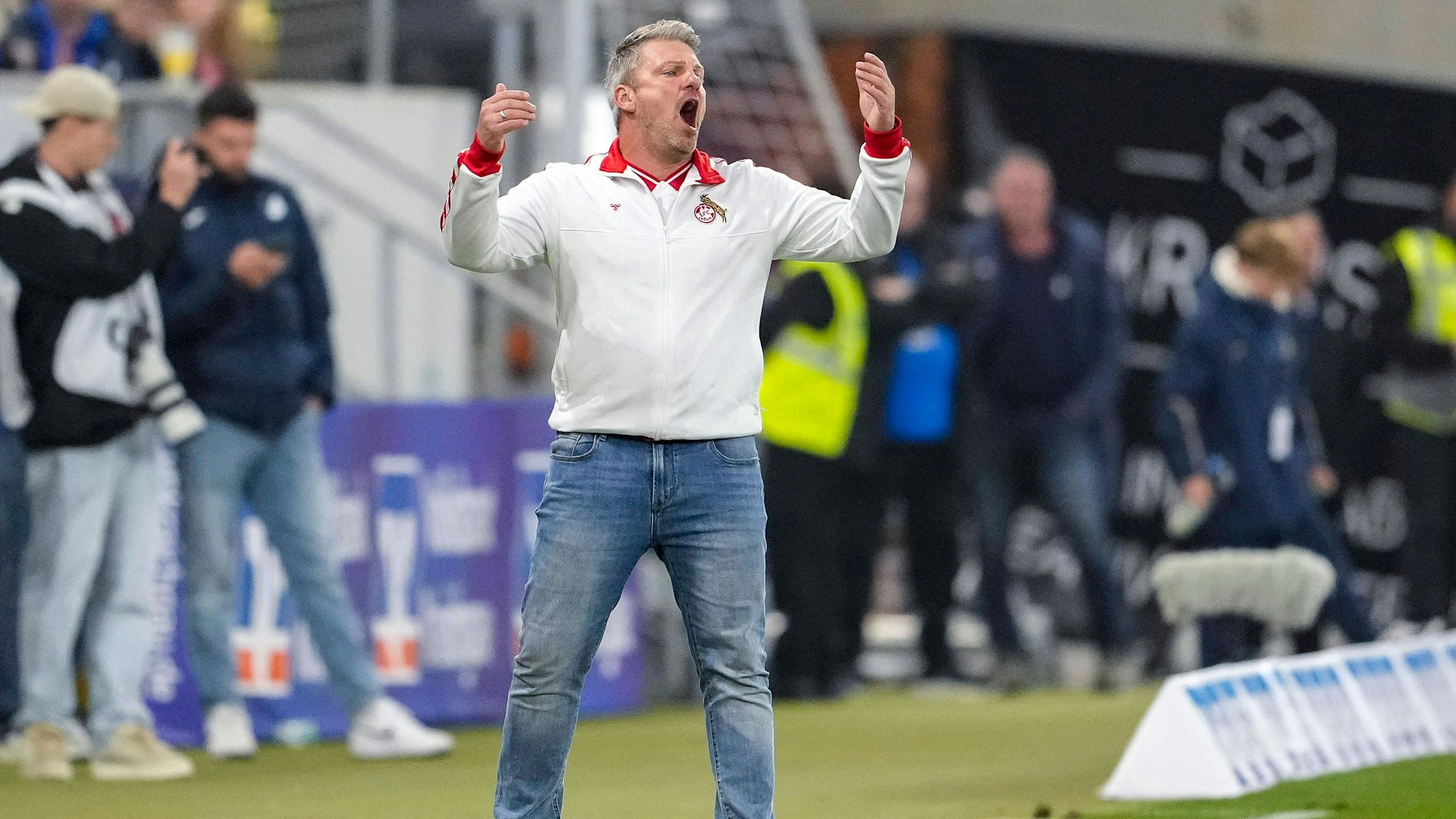 Lukas Kwasniok bei der Arbeit in Hoffenheim: Der Trainer hat mit dem 1. FC Köln zehn Punkte aus den ersten sechs Spielen geholt.