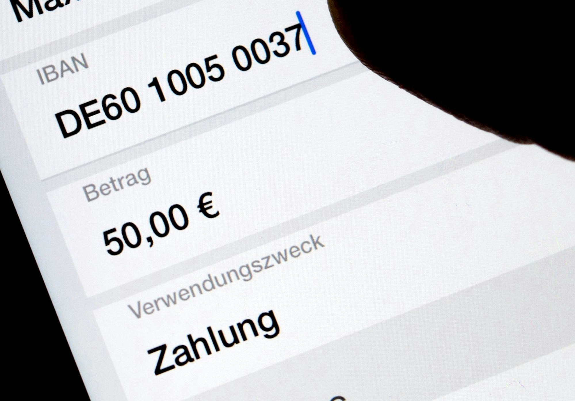 Viele Menschen erledigen Bankgeschäfte am Smartphone oder am heimischen Computer. (Symbolbild)