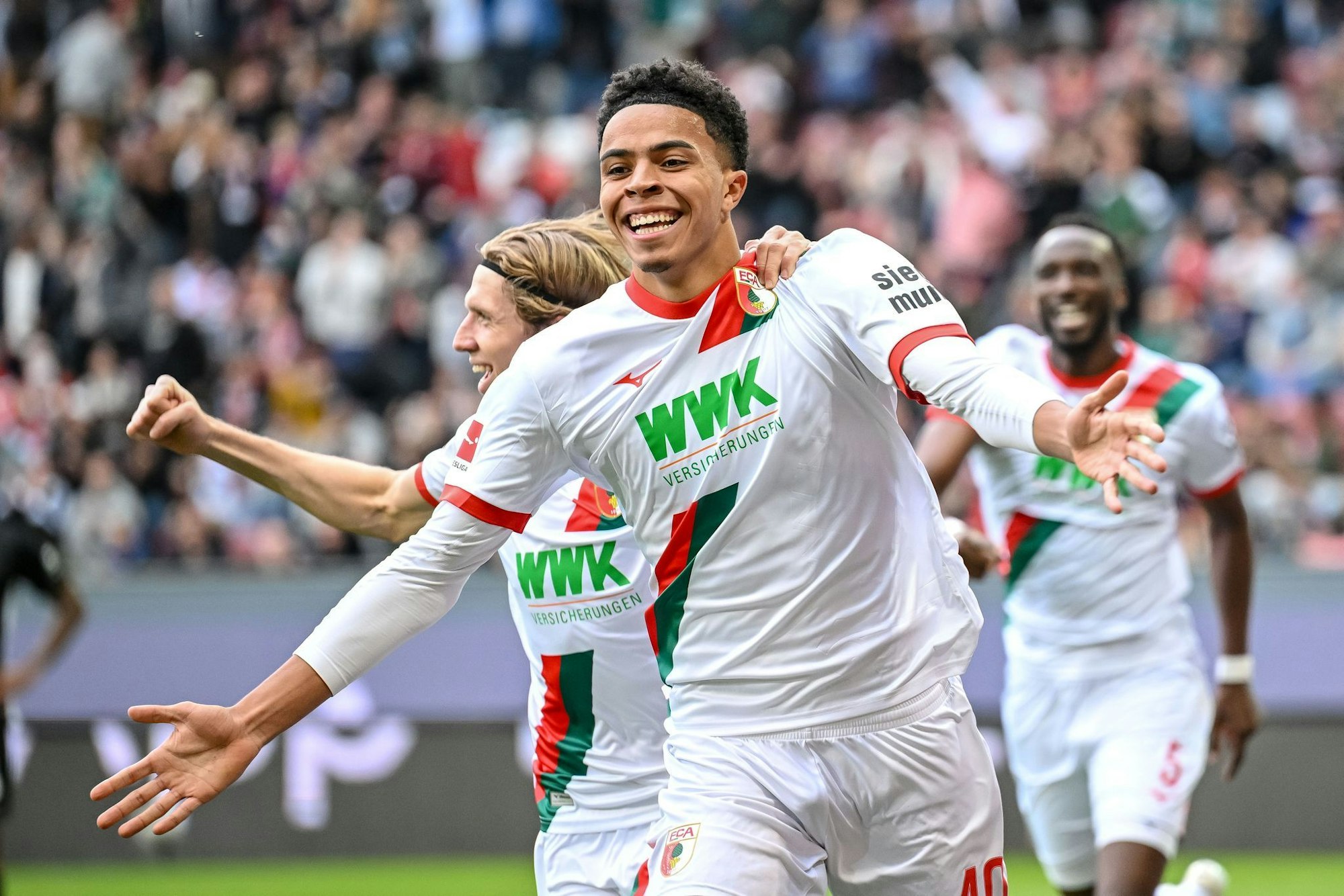 Noahkai Banks bejubelt sein erstes Bundesliga-Tor.