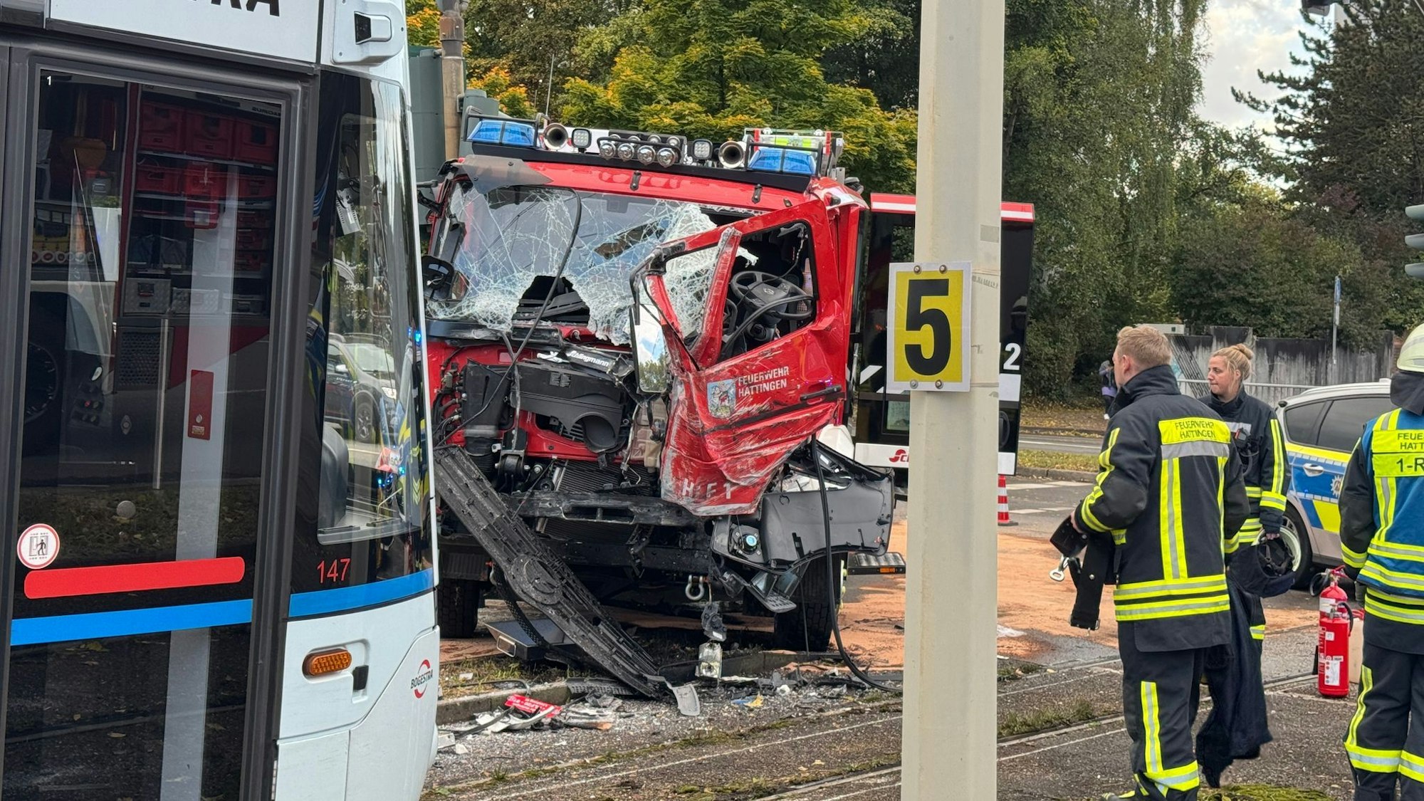 Beim Zusammenstoß eines Löschfahrzeugs der Feuerwehr mit einer Straßenbahn sind fünf Menschen in Hattingen (Ennepe-Ruhr-Kreis) verletzt worden.