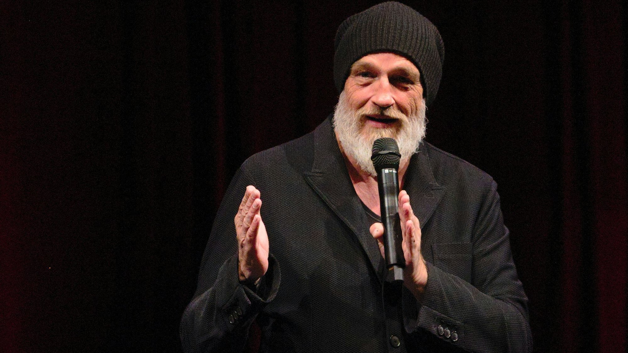 Der Mann mit der Mütze braucht auf der Bühne nichts als ein Mikro für einen unterhaltsamen Abend. Und vielleicht eine Tasse Kaffee.