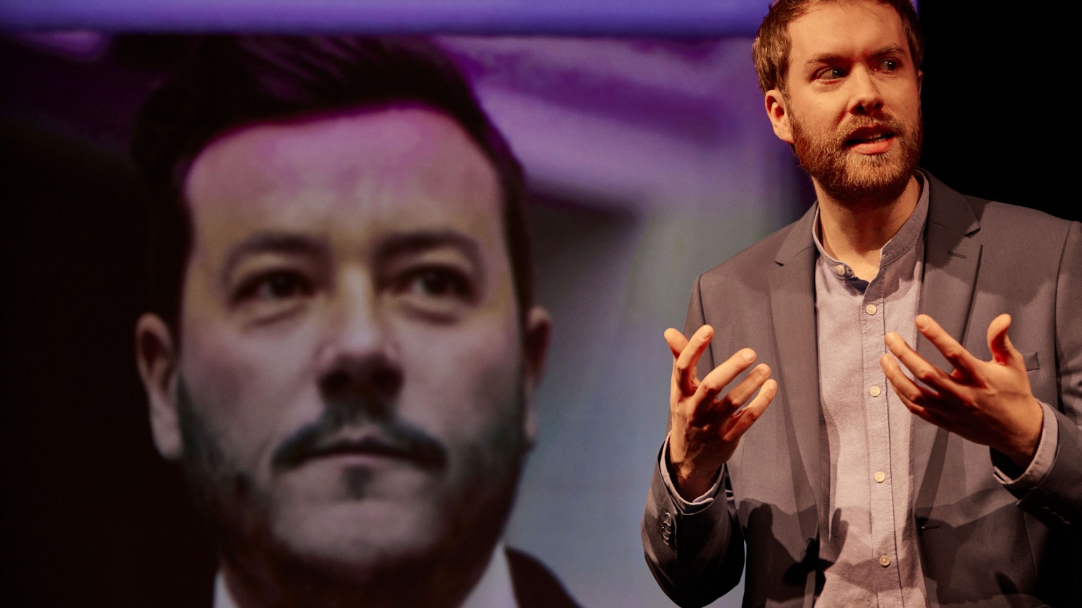 „Aufstieg und Fall des Herrn René Benko“ von und mit Calle Fuhr.