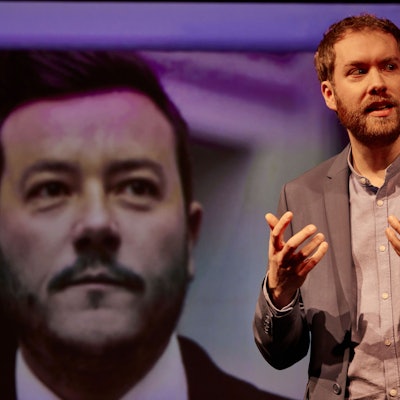 „Aufstieg und Fall des Herrn René Benko“ von und mit Calle Fuhr.