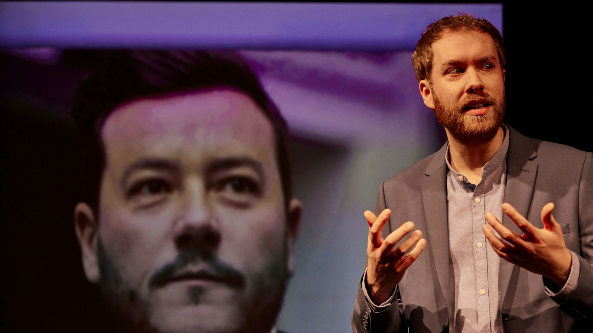 „Aufstieg und Fall des Herrn René Benko“ von und mit Calle Fuhr.