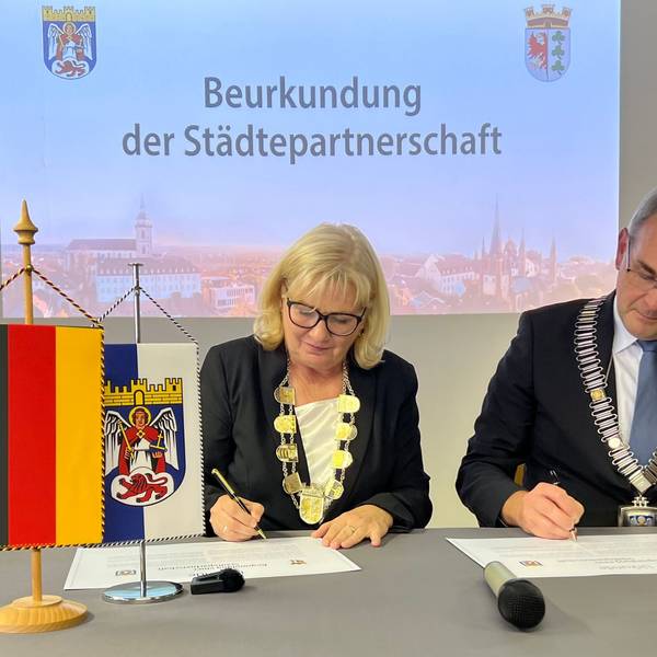 Bürgermeisterin Manuela Saß und Bürgermeister Stefan Rosemann unterzeichnen den Partnerschaftsvertrag zwischen Werder an der Havel und Siegburg