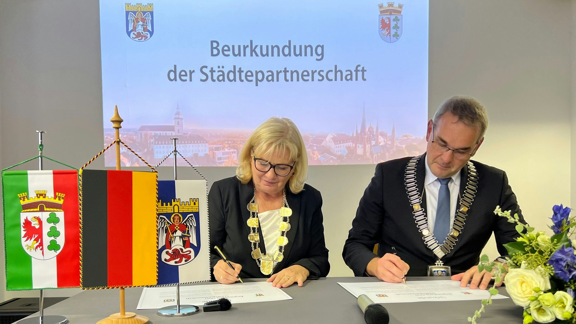 Bürgermeisterin Manuela Saß und Bürgermeister Stefan Rosemann unterzeichnen den Partnerschaftsvertrag zwischen Werder an der Havel und Siegburg