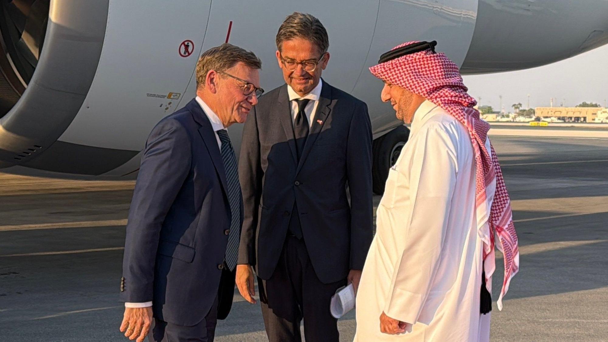 05.10.2025, Katar, Doha: Außenminister Johann Wadephul (CDU, l) wird bei seiner Ankunft in Doha durch den Chef des katarischen Protokolls, Ibrahim Fakhroo (r), und den deutschen Botschafter Oliver Owcza (M) begrüßt. Foto: Jörg Blank/dpa +++ dpa-Bildfunk +++