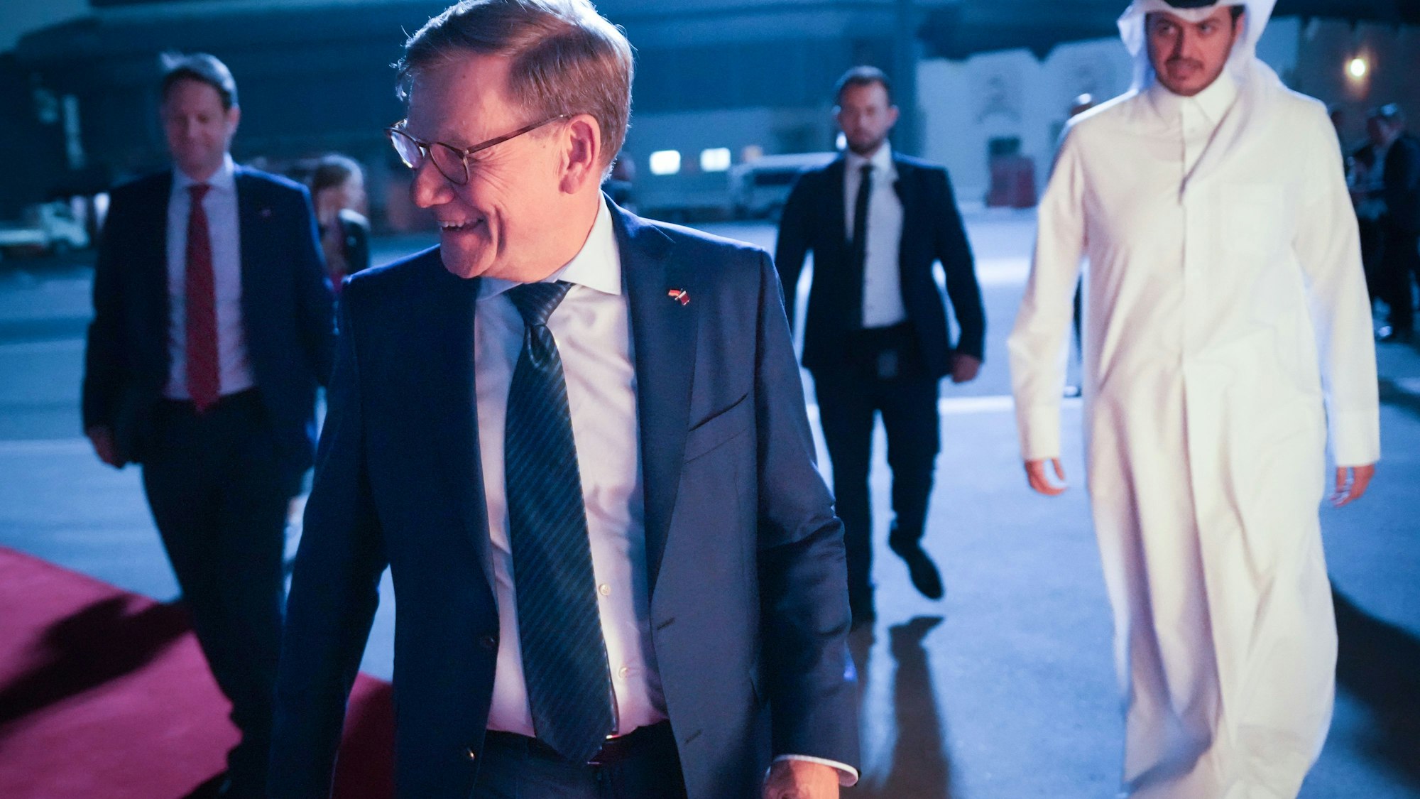 05.10.2025, Katar, Doha: Bundesaußenminister Johann Wadephul (l, CDU) geht zu seinem Abflug nach Kuwait über das Rollfeld zum Flugzeug. Foto: Soeren Stache/dpa +++ dpa-Bildfunk +++