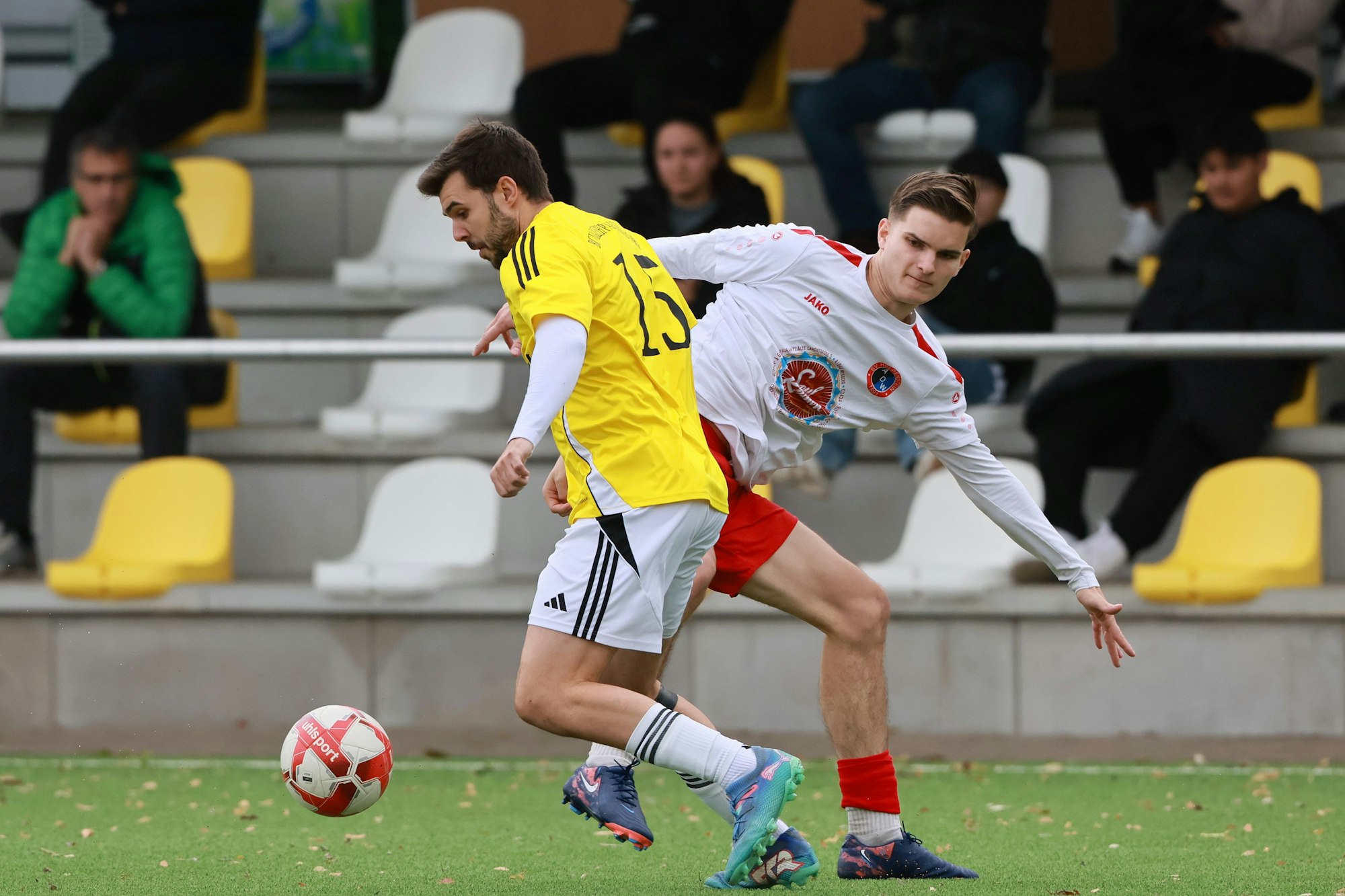 Das Foto zeigt einen Glescher Fußballer in Gelb, der seinen Gegenspieler mit Ball umkurvt.