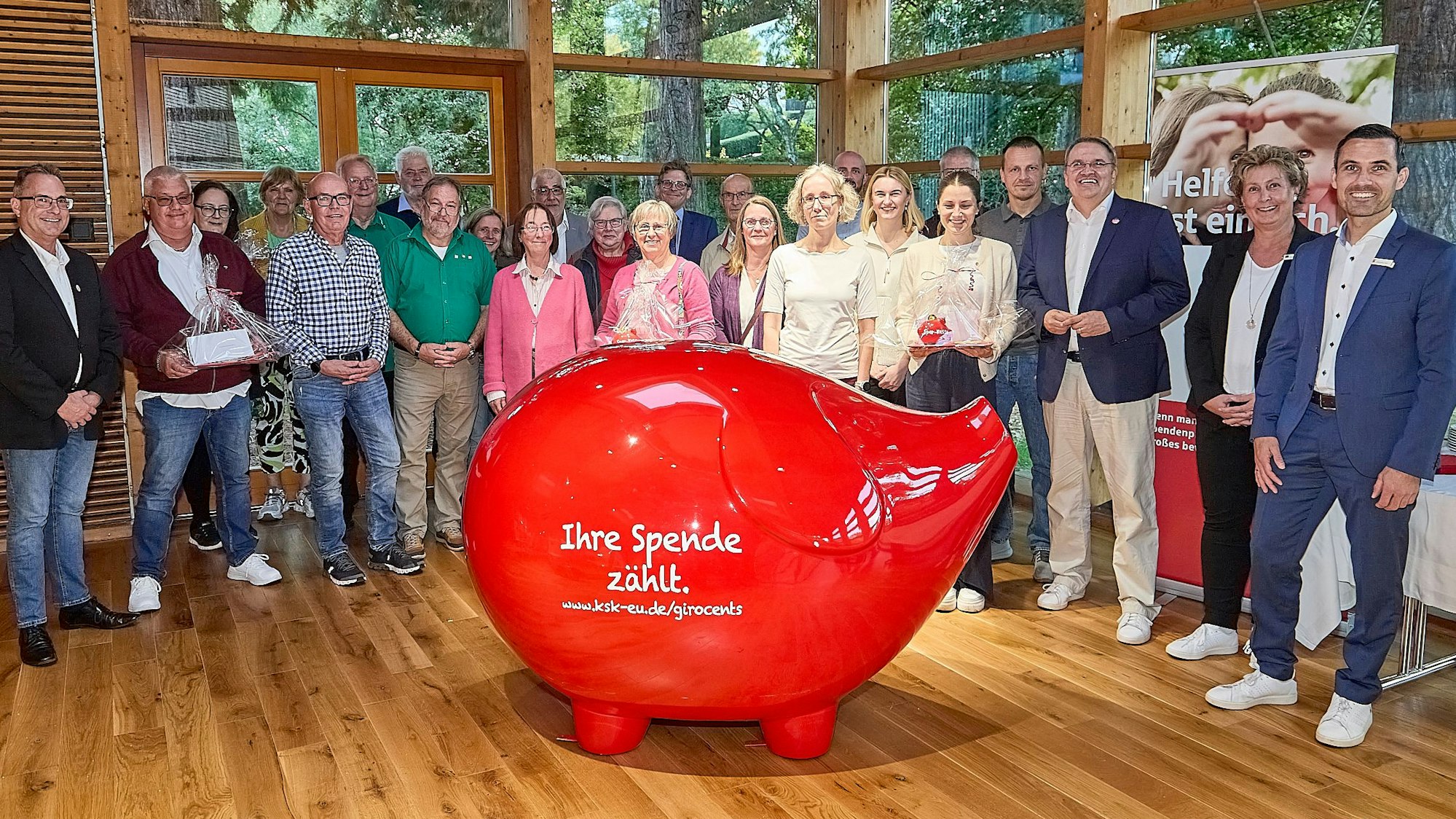 Das Bild zeigt die Verantwortlichen der Vereine und der Kreissparkasse Euskirchen, die sich für ein Gruppenbild aufgestellt haben