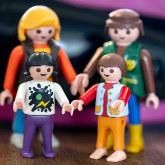 Das Bild zeigt eine Playmobil-Familie. Das Bild dient als Symbolfoto für die Arbeit des Jugendamts.