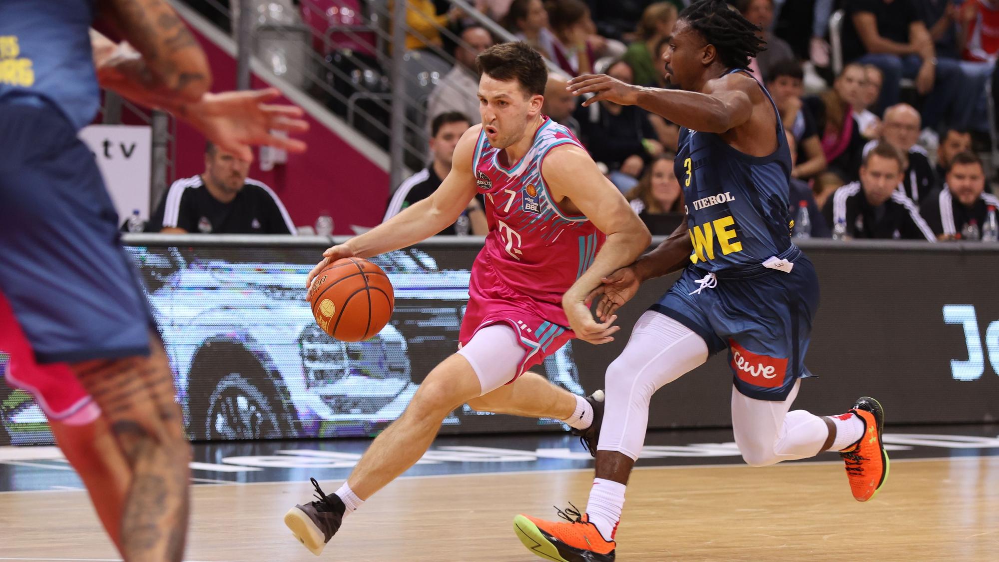 Der überragende Grayson Murphy (links) ist der Vater des knappen Bonner Sieges gegen die Baskets Oldenburg, auch Chris Clemons kann den Aufbauspieler in dieser Situation nicht stoppen.