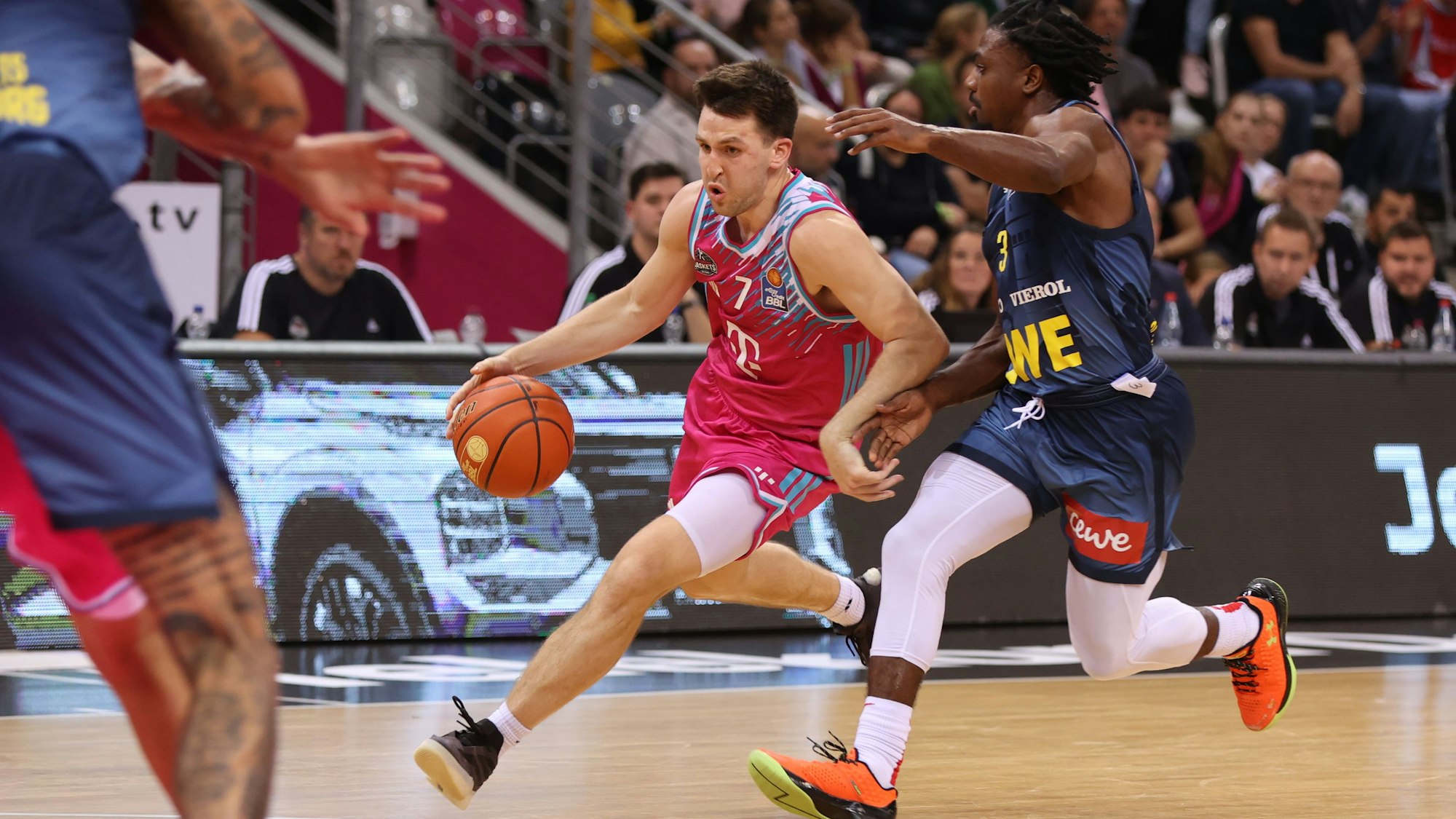 Der überragende Grayson Murphy (links) ist der Vater des knappen Bonner Sieges gegen die Baskets Oldenburg, auch Chris Clemons kann den Aufbauspieler in dieser Situation nicht stoppen.