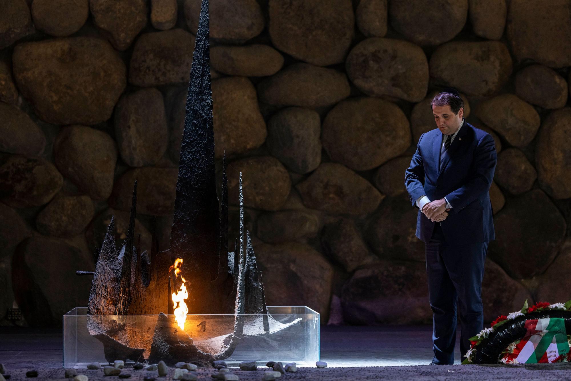Liminski an der ewigen Flamme von Yad Vashem.