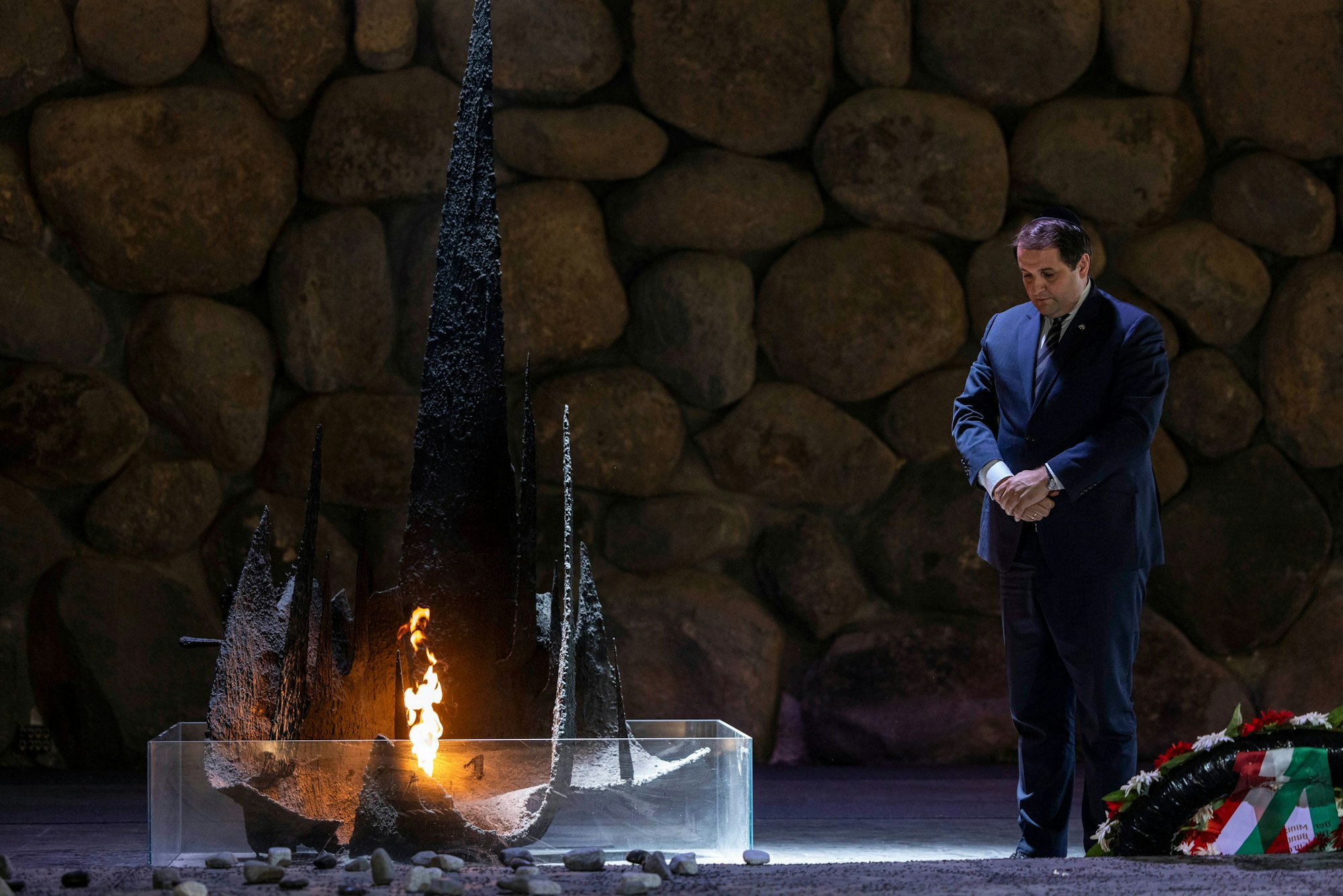 Liminski an der ewigen Flamme von Yad Vashem.
