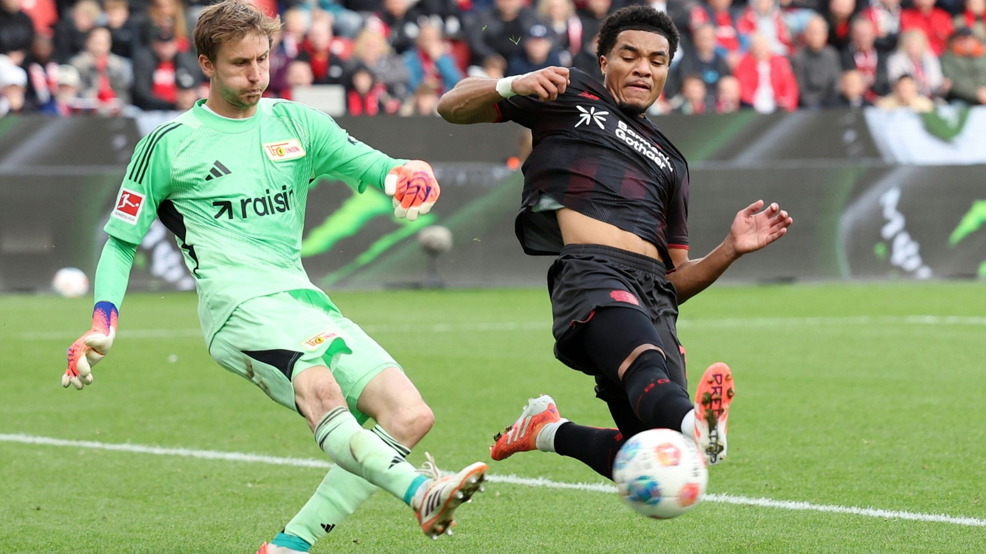 Duell: Union-Torwart Frederik Rönnow (l.) gegen Leverkusens Malik Tillman.