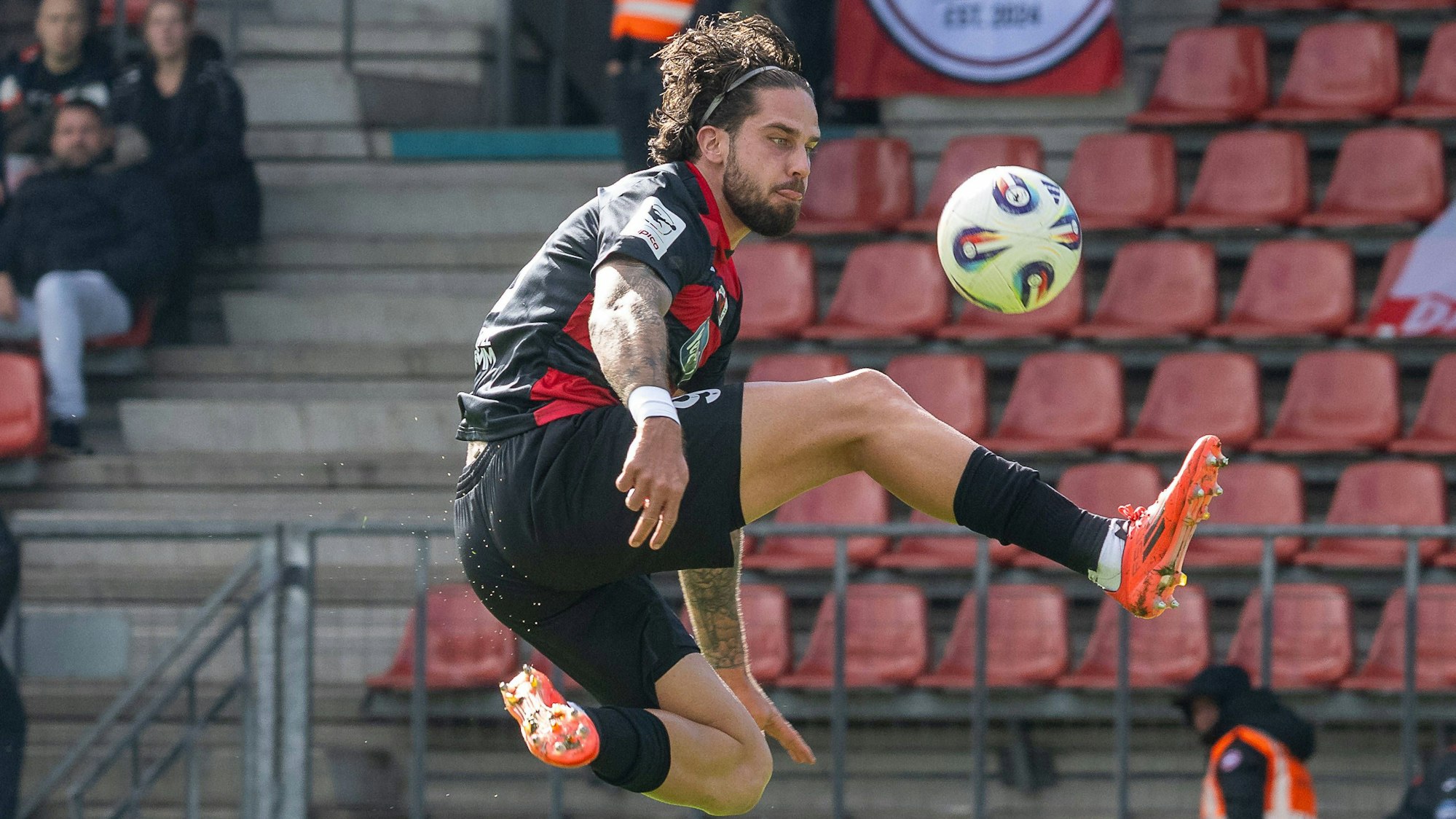 04.10.25, Fussball: 3. Liga, Saison 2025/2026, 10. Spieltag, Viktoria Koeln - TSV Havelse 1912 im Sportpark Hoehenberg in Koeln. Lex Tyger Lobinger Viktoria Koeln, 09 versucht den Ball in der Luft anzunehmen. Wichtiger Hinweis: Gemaess den Vorgaben der DFL Deutsche Fussball Liga bzw. des DFB Deutscher Fussball-Bund ist es untersagt, in dem Stadion und/oder vom Spiel angefertigte Fotoaufnahmen in Form von Sequenzbildern und/oder videoaehnlichen Fotostrecken zu verwerten bzw. verwerten zu lassen. Foto: Kirchner-Media/Thomas Haesler *** 04 10 25, Soccer 3 Liga, Season 2025 2026, Matchday 10, Viktoria Koeln TSV Havelse 1912 at Sportpark Hoehenberg in Koeln Lex Tyger Lobinger Viktoria Koeln, 09 tries to receive the ball in the air Important notice According to the regulations of the DFL German Football League or the DFB German Football Association, it is prohibited, to utilize or have utilized photographs taken in the stadium and/or of the match in the form of sequential images and/or video-like photo series Foto Kirchner Media Thomas Haesler Copyright: xKirchner-Media/ThomasxHaeslerx