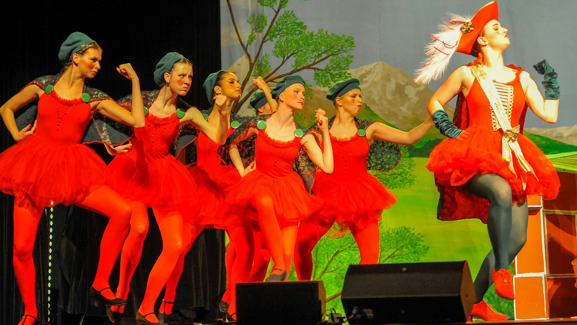 Zu sehen sind junge Tänzerinnen in knallroten Kostümen.