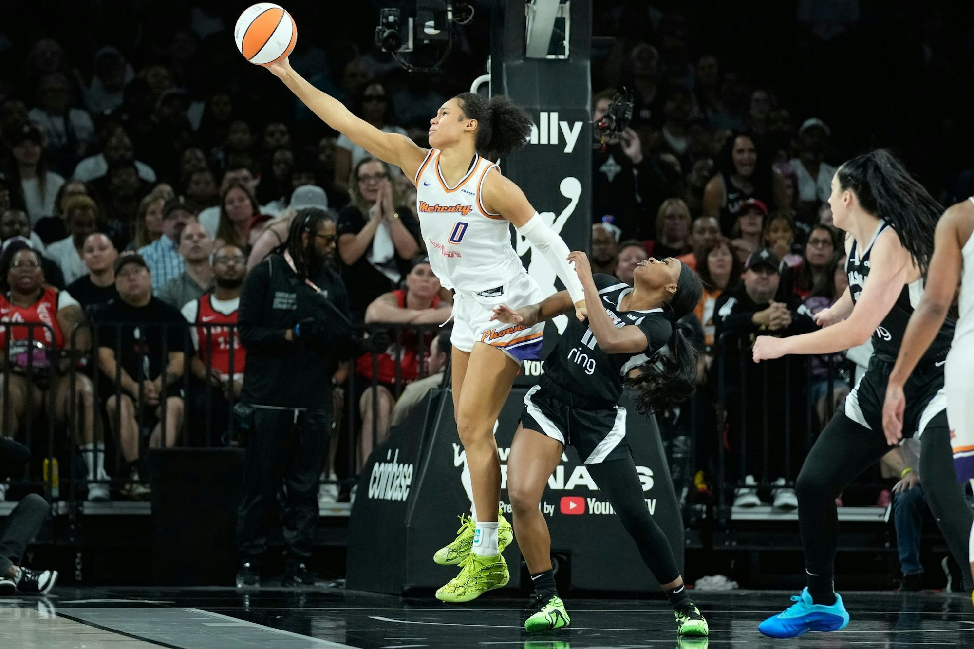 Satou Sabally (in weiß) verliert auch das zweite Spiel der Finalserie