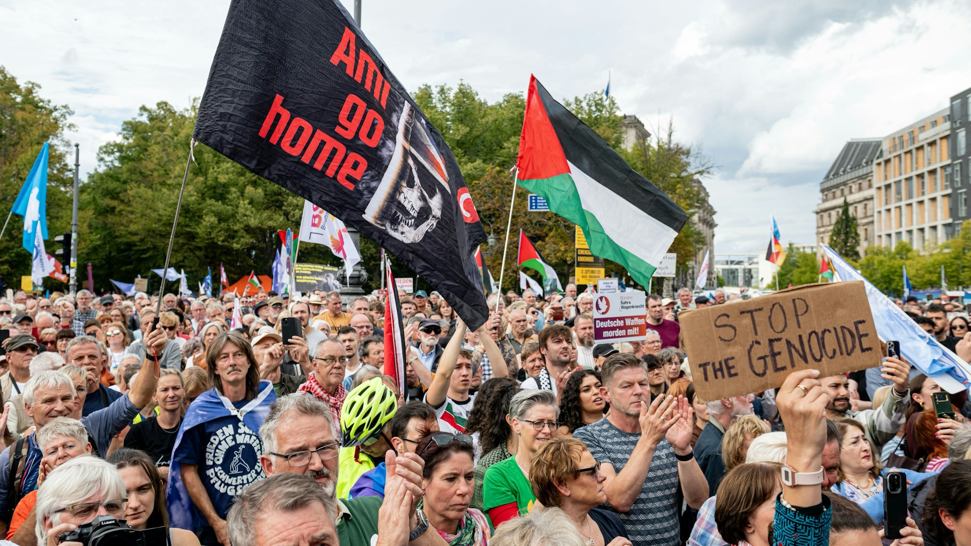 Menschen nehmen an der Demonstration unter dem Motto „Stoppt den Völkermord in Gaza! Keine Waffen in Kriegsgebiete! Frieden statt Wettrüsten!“ teil.