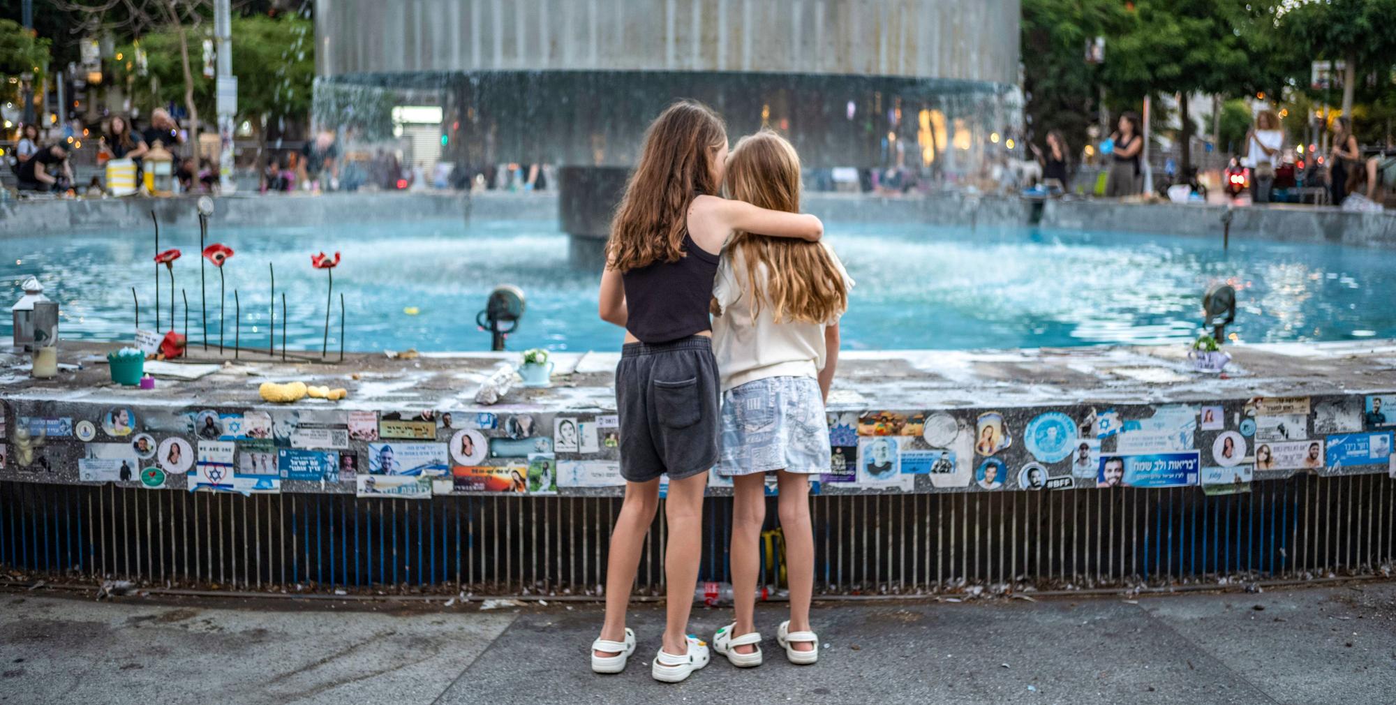 Tel Aviv: Zwei Mädchen stehen an der Gedenkstätte am Dizengoff-Brunnen im Vorfeld des zweiten Jahrestages des Hamas-Anschlags vom 7. Oktober 2023.