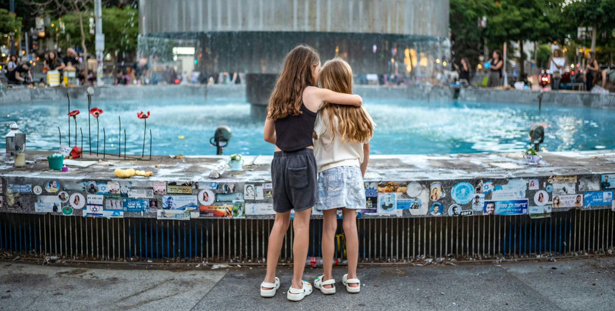 Tel Aviv: Zwei Mädchen stehen an der Gedenkstätte am Dizengoff-Brunnen im Vorfeld des zweiten Jahrestages des Hamas-Anschlags vom 7. Oktober 2023.
