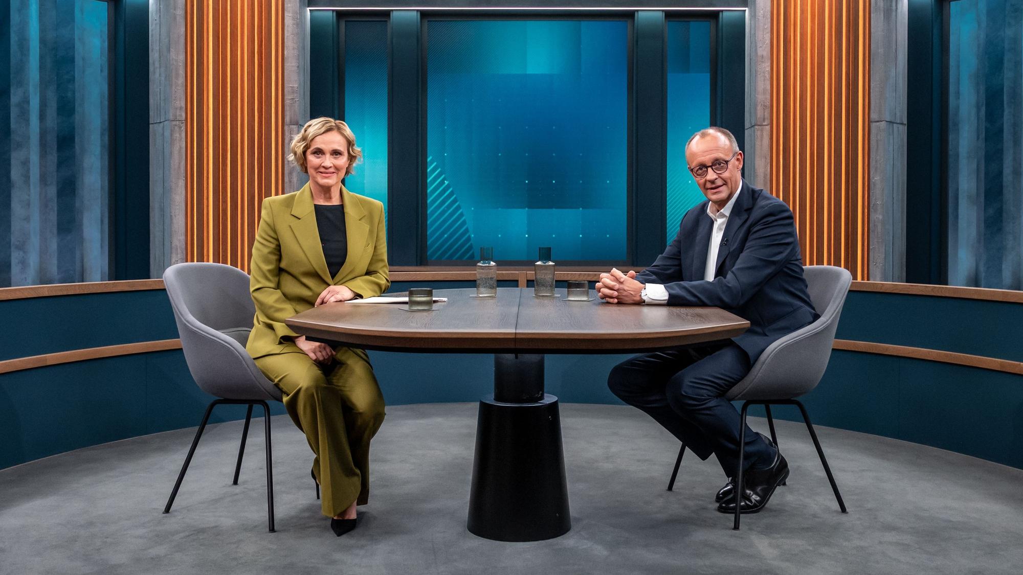 Caren Miosga und Bundeskanzler Friedrich Merz (CDU) sitzen im Studio bei der ARD Polit-Talkshow „Caren Miosga“.