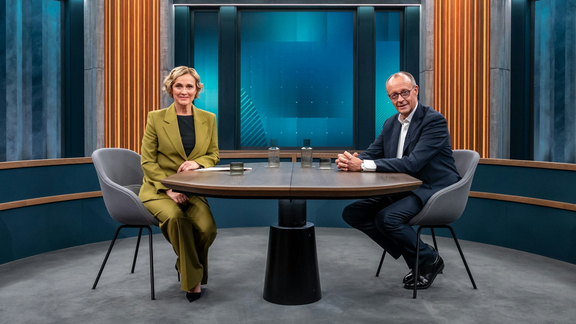 Caren Miosga und Bundeskanzler Friedrich Merz (CDU) sitzen im Studio bei der ARD Polit-Talkshow „Caren Miosga“.