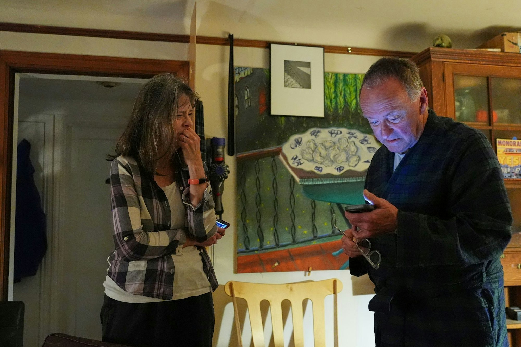 Mary E. Brunkow mit ihrem Ehemann Ross Colquhoun nachdem sie von der Ehrung erfahren hat.