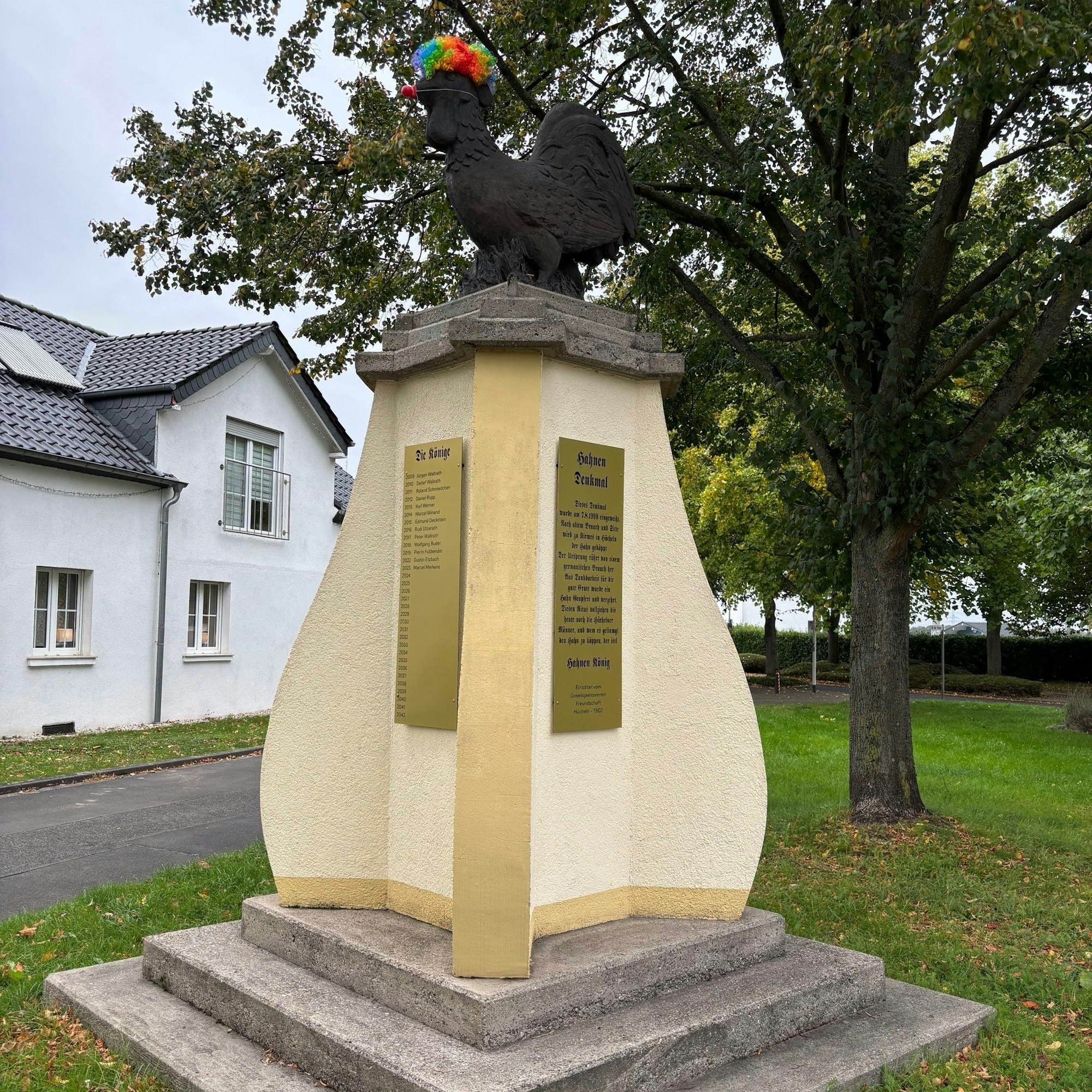 Das Hahnenkönig-Denkmal in Hücheln.