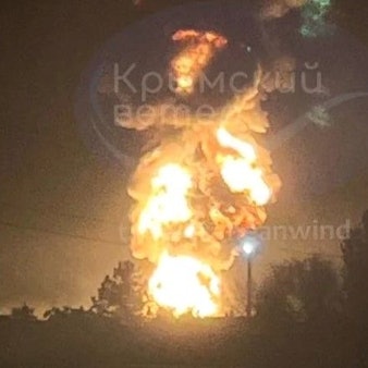 Ein Screenshot eines Videos des ukrainischen Telegram-Kanals „Crimean Wind“ soll ein brennendes Öldepot in Feodosia auf der Krim-Halbinsel zeigen.