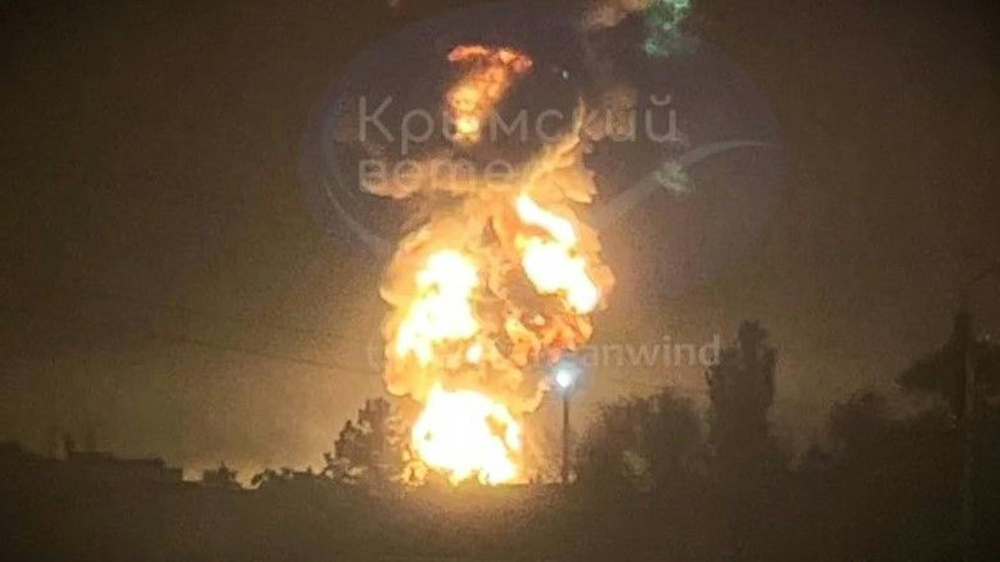 Ein Screenshot eines Videos des ukrainischen Telegram-Kanals „Crimean Wind“ soll ein brennendes Öldepot in Feodosia auf der Krim-Halbinsel zeigen.