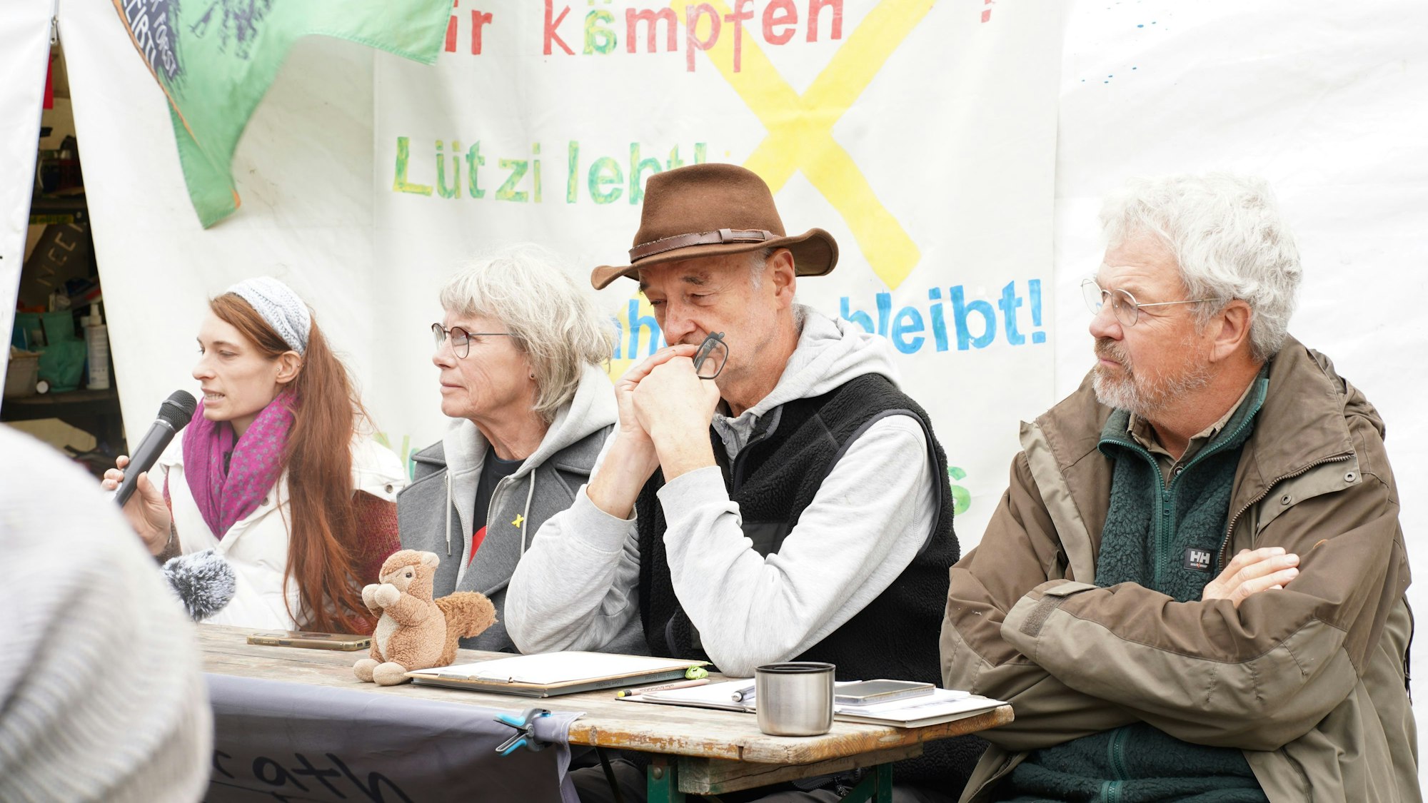 Das Foto zeigt Aktivisten bei einer Pressekonferenz.