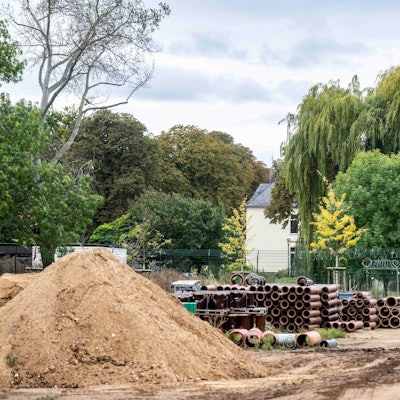 Das Bild zeigt den Erlenhof. In den vergangenen Wochen und Monaten ist bereits der Kanal saniert und erneute worden.