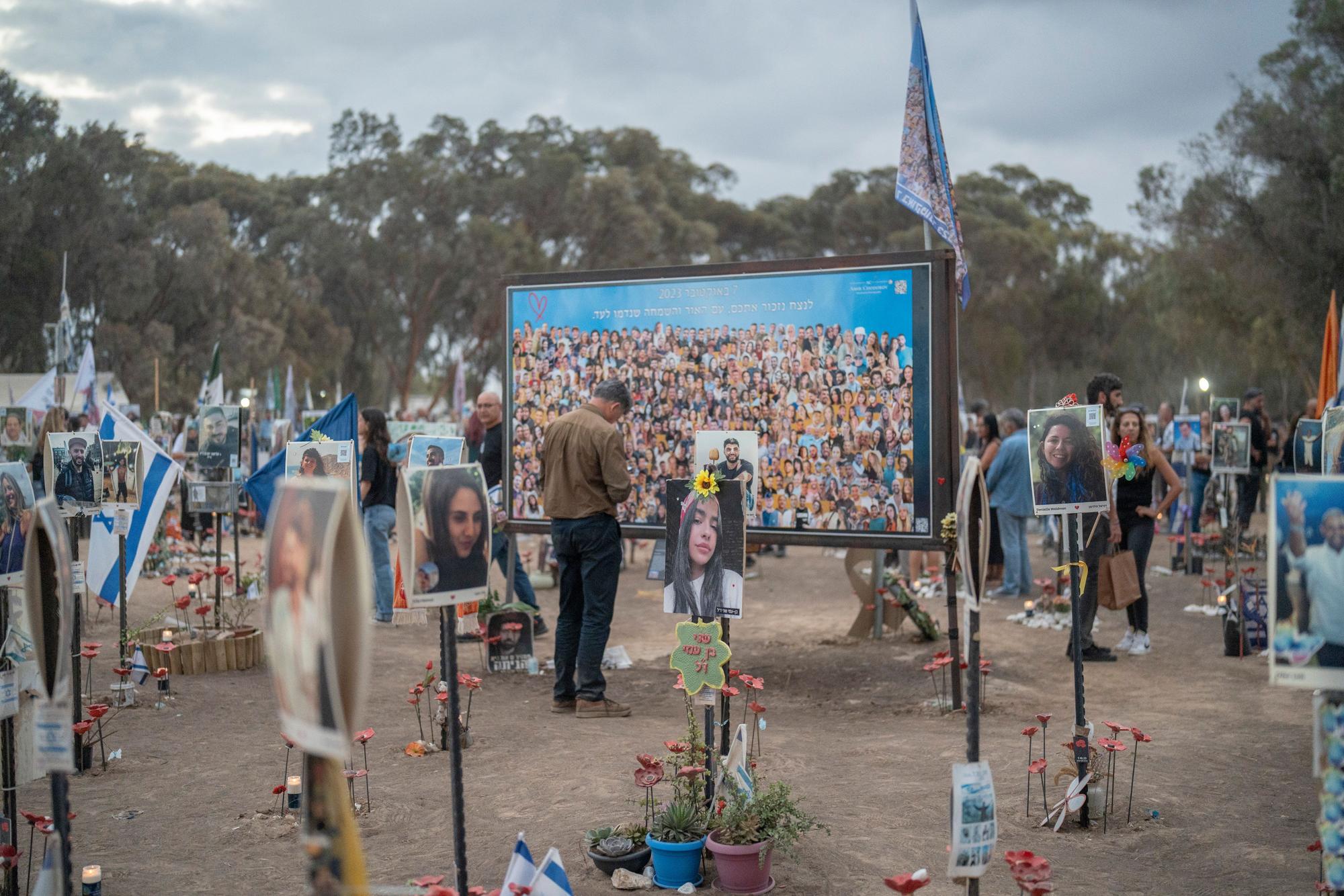 07.10.2024, Israel, Reim: Angehörige und Freunde trauern auf dem Gelände des Nova Festivals anlässlich des ersten Jahrestages des Hamas-Angriffs auf Israel.