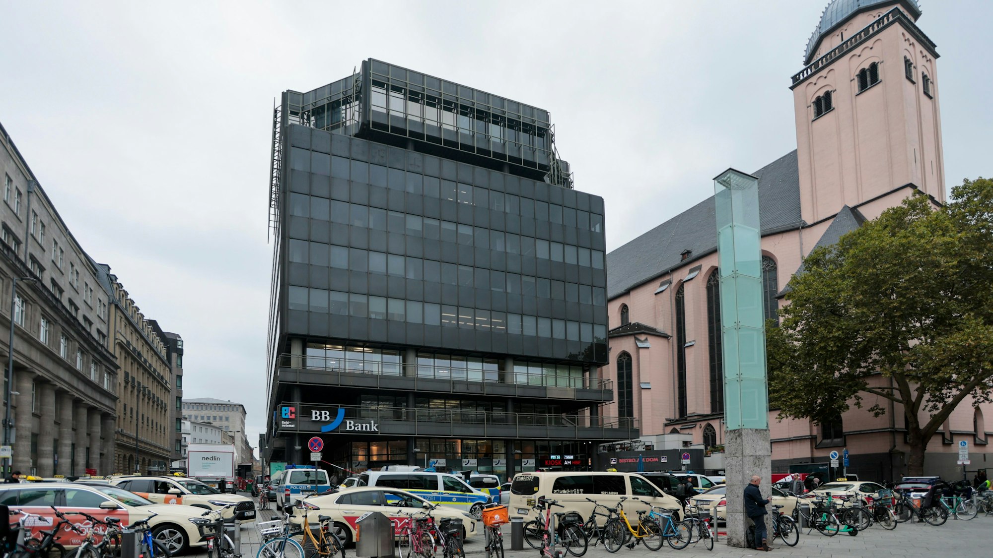 Der Deutschland-Sitz von Rolex am Vorplatz des Hauptbahnhofs soll neu errichtet werden.