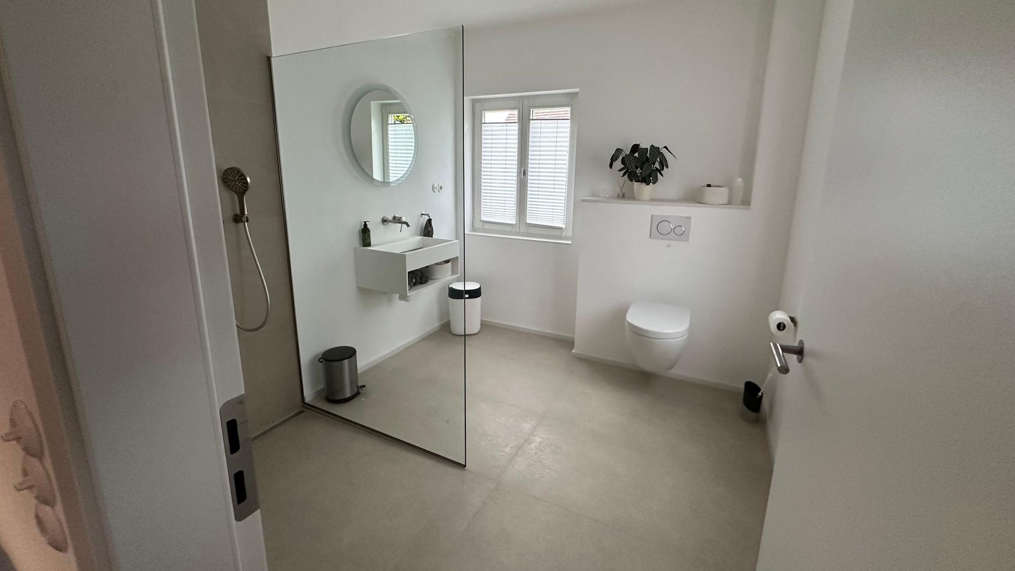 Barrierefrei ist das Badezimmer im Erdgeschoss.