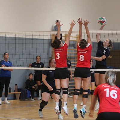 Zwei Marmagener Spielerinnen blocken den Ball der Stotzheimerinnen.