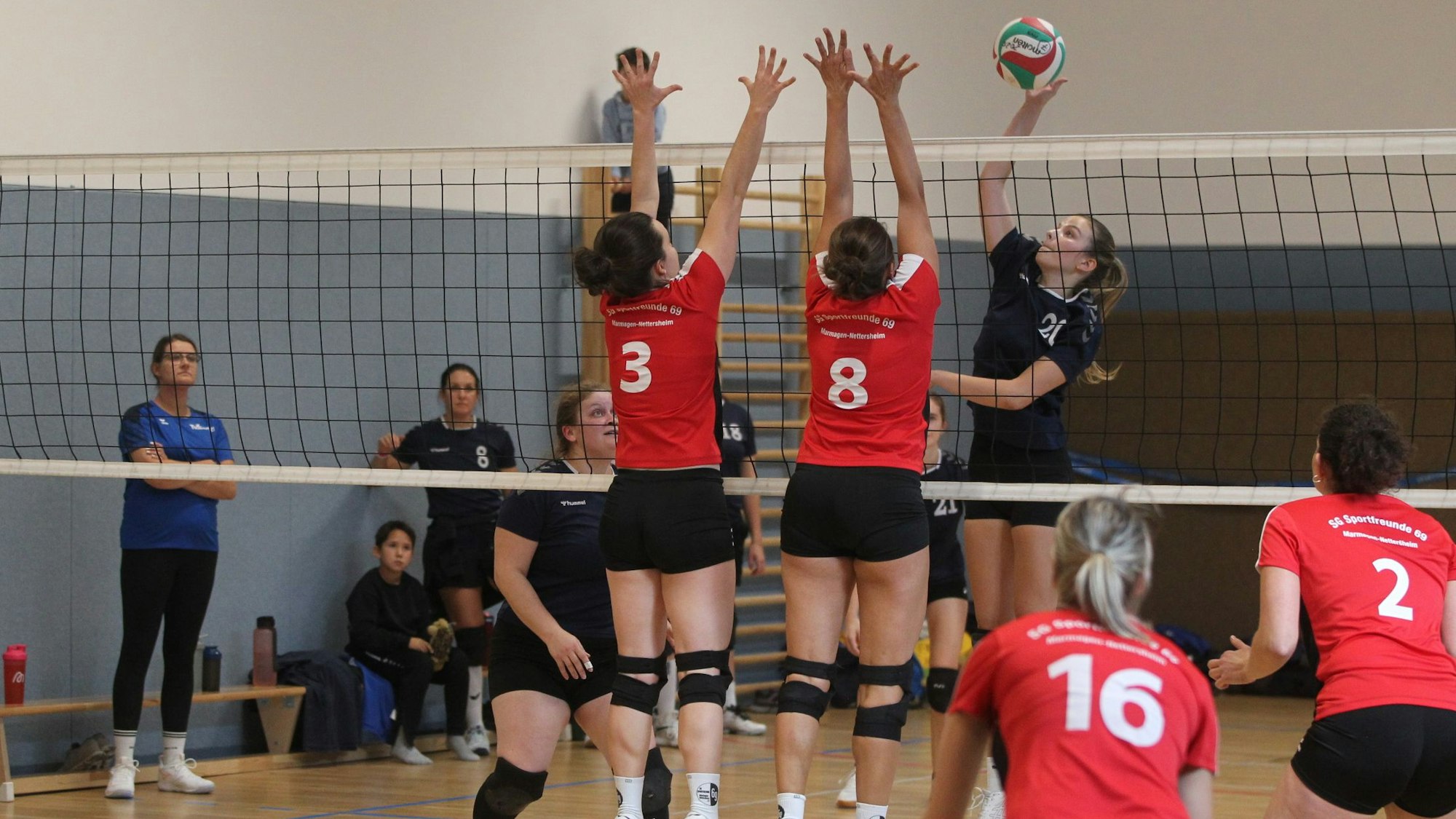 Zwei Marmagener Spielerinnen blocken den Ball der Stotzheimerinnen.